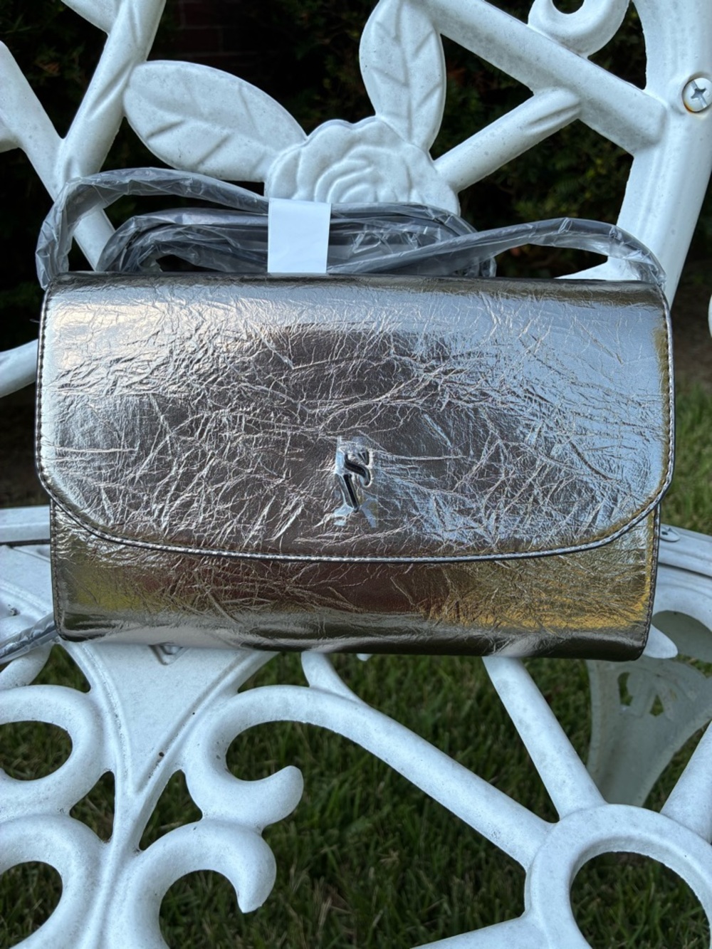 NWT! Simply Vera Vera Wang Signature Mini Silver Crackle Crossbody/Clutch